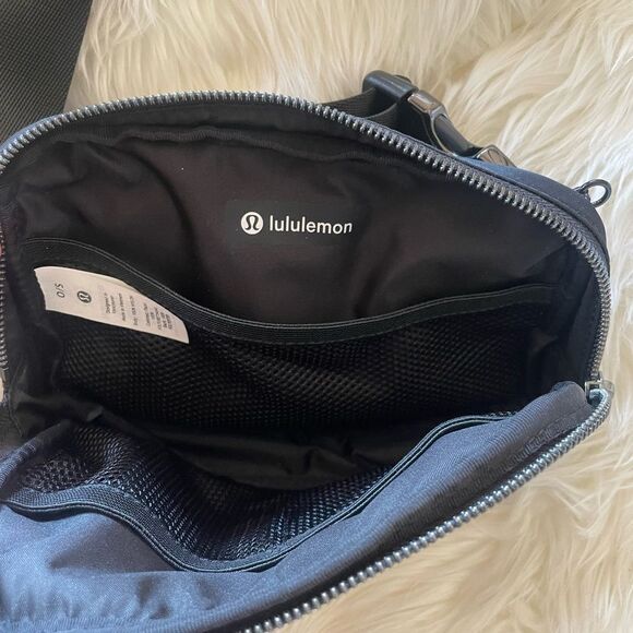 RARE Black Lululemon Fanny pack - Picture 4 of 5